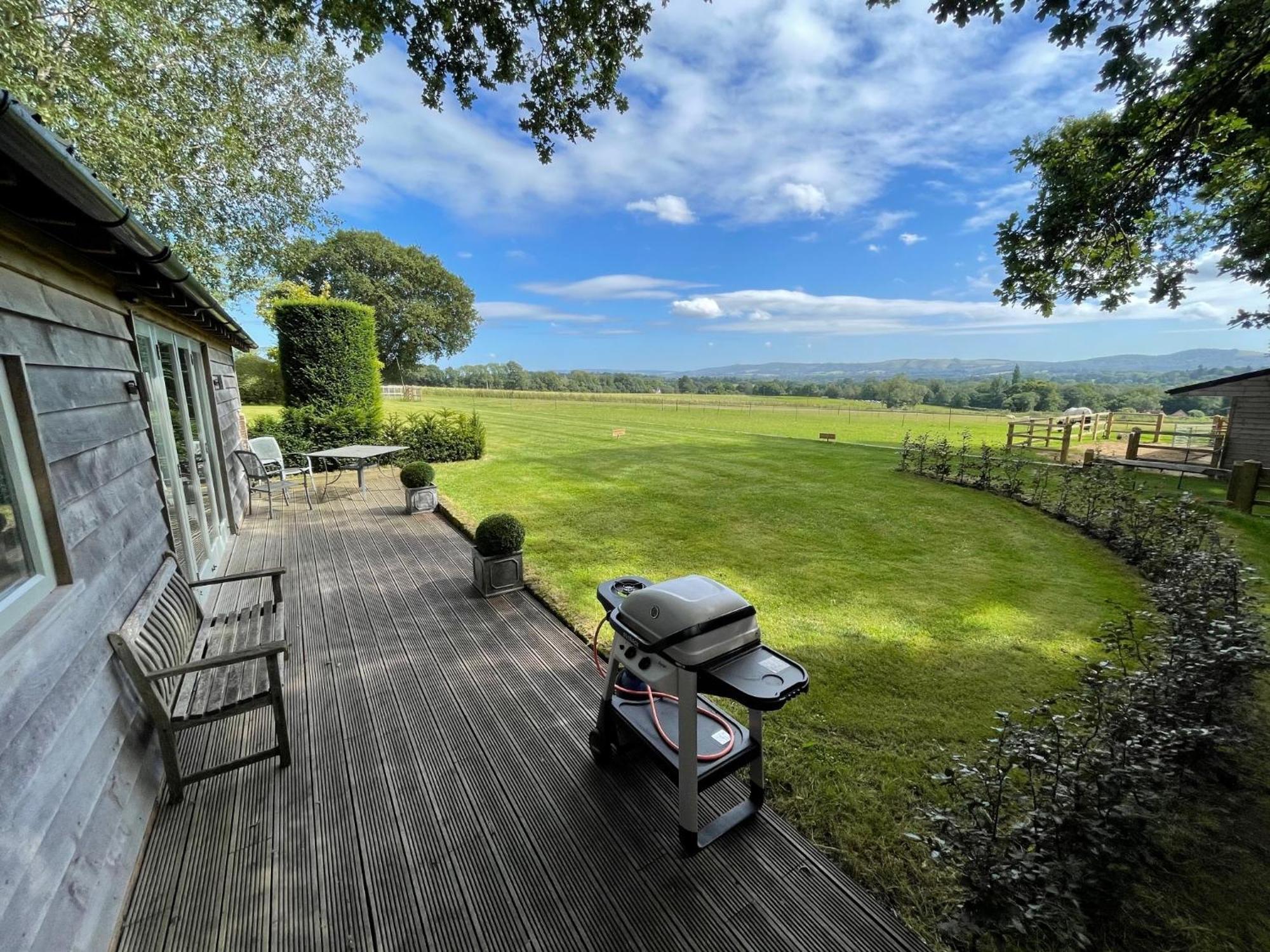 Stunning Cabin With Incredible Views Near Goodwood Rogate Esterno foto